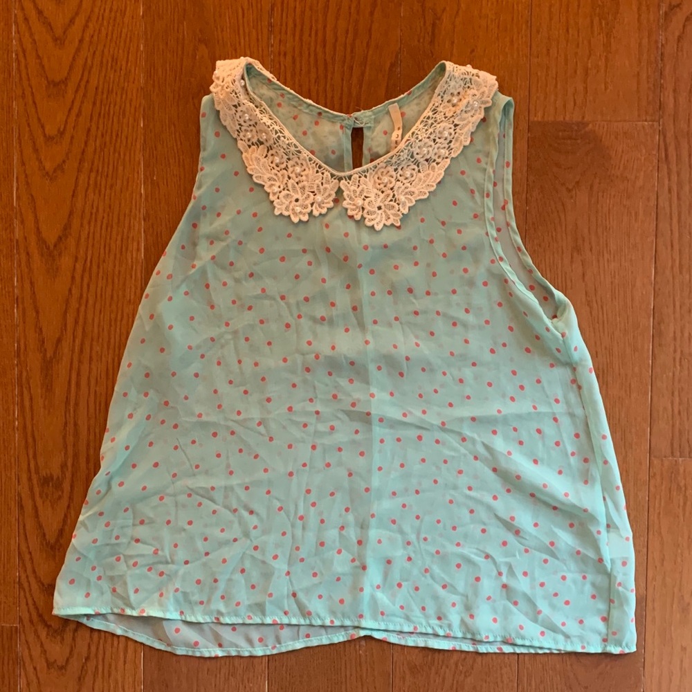 Sleeveless Polka Dot Blouse with Lace Collar